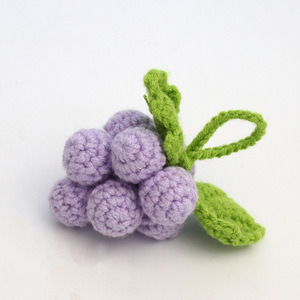 Colgantes de uva hechos a mano con ganchillo, llaveros de hilo tejido y adornos para bolsos. - Product Image 2