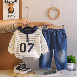Completo Set 2 Pezzi Abbigliamento Casual Primaverile 2026 per Bambini e Neonati: Nuova Felpa con Cappuccio a Righe Trendy - Product Image 3