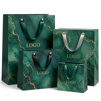 Sac de shopping en papier vert foncé mat personnalisé avec logo de luxe, poignée en corde torsadée dorée pour boutique de vêtements, bijoux, vente au détail