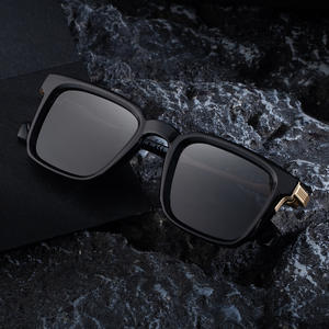 Nouvelles lunettes de soleil à monture carrée pour hommes, monture en plastique et en métal, protection UV400, pare-soleil de classe 2, noires avec étui - Product Image 5