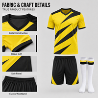 Ensemble de maillot et short de football personnalisé jaune et noir à rayures diagonales, respirant, pour l'entraînement quotidien des clubs de football amateurs