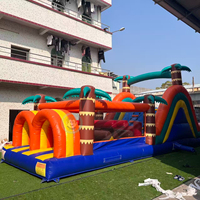 Parcours d'obstacles gonflable commercial pour enfants, avec toboggan et structure de saut en forme de palmier, jeu sportif