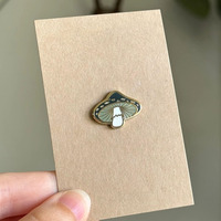 Les nouvelles broches en métal chaud personnalisé en alliage de zinc blanc coloré dessin animé émail broches dur en gros artisanat badge épinglette champignon