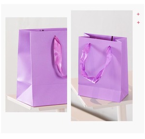 Sacs en papier personnalisables pour petites entreprises, avec estampage à chaud, sacs cadeaux en papier violet pour bébé, pour magasin de nouveautés - Product Image 5