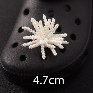 Ensemble de breloques pour sabots en perles, décorations de chaussures scintillantes avec chaînes, nœuds et pompons, breloques élégantes pour chaussures, boutons de chaussures perlés - Product Image 5