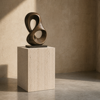 Socle en travertin naturel style galerie OEM, support de présentation en marbre cannelé, table d'appoint de luxe en pierre pour la décoration intérieure de boutiques