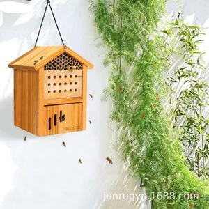 Casa de insectos colgante de madera para exteriores, decoración de jardín de 10-14 pulgadas para control de plagas y observación - Product Image 1