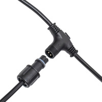 Connecteur mâle-femelle étanche de type T fourni directement par le fabricant, câble à deux conducteurs de 0,3 mm² avec boîtier en PVC pour éclairage mural