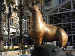 Venta caliente <span class=keywords><strong>al</strong></span> aire libre jardín decoración de metal cuna estatua de bronce de <span class=keywords><strong>Oscar</strong></span> el sello - Product Image 2