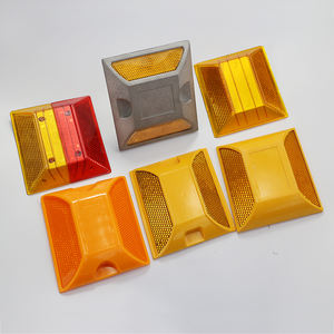 चिंतनशील प्लास्टिक रोड स्टड - Product Image 1