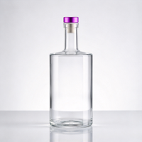 Bouteilles en verre transparentes à fond épais avec bouchon violet pour la présentation de la vodka, du gin, du whisky, du brandy et des boissons haut de gamme