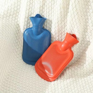 Vente en gros de sachets d'eau chaude médicale de 500ml à 2000ml en plastique avec couvercle souple pour réchauffer les mains, bouillotte en caoutchouc - Product Image 2