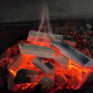 Charbon de bois en briquettes de sciure de bois dur du fournisseur vietnamien, combustible pour barbecue, écologique, sans fumée, faible teneur en cendres, combustion longue durée 6 heures, service OEM - Product Image 1