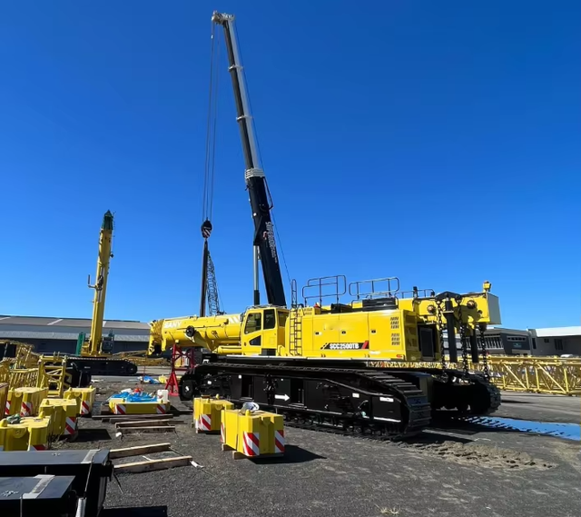 Lifting Machinery SCE2500TB 250t Telescopic Boom Crawler Crane with 75.4m Lifting Height and 860t.m Lifting Moment