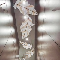 Lustre en cristal de luxe moderne en forme de feuille design grande taille alimenté en courant alternatif projet non standard lampes suspendues hall d'hôtel