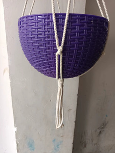 Pot de fleurs suspendu en plastique tressé moderne, panier de plantation, support en macramé violet pour une utilisation en intérieur et en extérieur - Product Image 3
