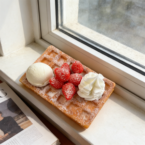 Figura Decorativa de Waffle de Fresa Realista y Ecológica, con Patrón de Corazón, Estilo Belga, Decoración Estética con Crema de Fresas Frescas - Product Image 4