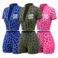 Ensemble de yoga imprimé léopard, tissu extensible doux, haut court zippé, short push-up, vêtements de sport pour femme pour la salle de sport et l'entraînement.