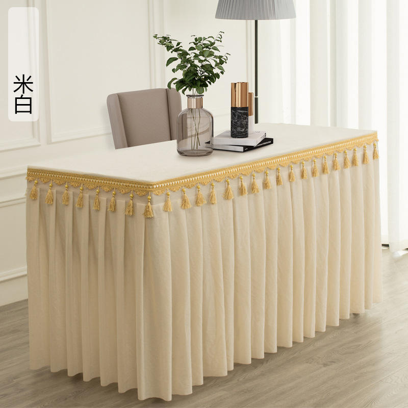 Terciopelo dorado blanco con borlas colgantes