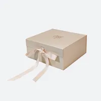 Toptan kapatma katlanabilir kağıt kutuları ambalaj düz özel logolu karton noel hediyesi kurdelalı kutu katlanabilir