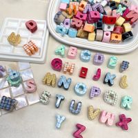 Perles en résine alphabet colorées avec motif à carreaux 20 mm pour projets d'artisanat DIY et fabrication de bijoux