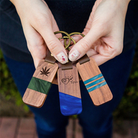 Porte-clés en bois et résine Bleu Marine : Anneau porte-clés ambiance plage estivale - Accessoire de sac en bois thème océan