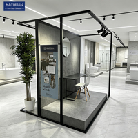 Présentoir de sol autoportant moderne personnalisé pour carreaux, multi-niveaux, incliné, avec cadre métallique thermolaqué, pour échantillons de céramique et de pierre