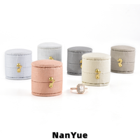 Boîte à bagues ovale en lin personnalisée avec insert en velours et couvercle rabattable pour emballage de bijoux, idéale pour les fiançailles, les mariages et les propositions de mariage