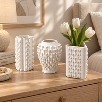 Vase en céramique Art Déco imprimé en 3D avec texture inspirée des écailles et surface sculpturale, décoration d'intérieur écologique faite à la main