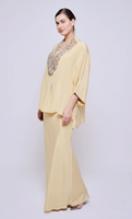Tenue musulmane 2026 pour l'Aïd/Mariage : Ensemble 2 pièces en satin jaune avec chemisier à col en V orné de perles multicolores et jupe sirène
