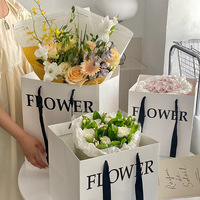Sac fourre-tout rectangulaire floral style influenceur avec poignée en corde de coton et fermeture à bouton, sac cadeau bouquet en carton blanc pour la Saint-Valentin
