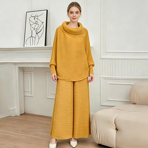 Completo da donna plissettato stile casual, nuovo, con top a maniche lunghe con revers decorato con perline e pantaloni a gamba larga, set due pezzi con borsa inclusa - Product Image 2