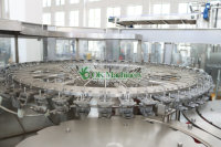 Machine compacte 3 en 1 pour l'embouteillage d'eau, production moyenne, remplissage et bouchage de bouteilles PET pour eau potable