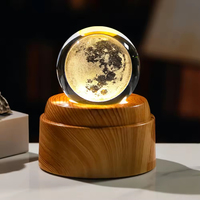 Boule de cristal gravée au laser personnalisée, boule de cristal lumineuse au laser, Voie lactée, Saturne, avec base lumineuse LED en bois rotative