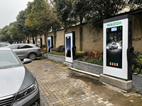 Chargeur AC pour véhicules électriques 44 kW à double borne, fixation au sol, écran publicitaire 43 pouces, paiement NFC POS, IP54 Type 1/2 J1772 pour centres commerciaux, restauration et parkings