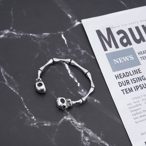 Bracelets en os de crâne audacieux style punk rock, design squelette détaillé en argent oxydé avec segments articulés - Product Image 4