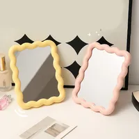 Miroir de maquillage pliable de style crème avec bord ondulé nuageux, idéal pour bureau et dortoir - Vente en gros