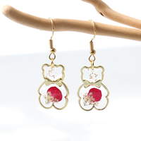 Boucles d'oreilles pendantes en résine plaquée or avec fleurs séchées véritables motif ours mignon, bijoux faits à la main, crochet d'oreille en acier inoxydable pour femme