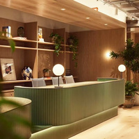 Bureau de réception moderne en bois à rayures avec dessus en marbre pour clinique extra large pour centre sportif