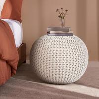 Pouf Dori élégant tricoté à la main de style câble pouf rouge cordon de tresse en coton fait à la main et cousu à la main vraiment unique en son genre