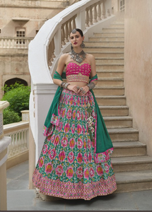 Achetez un ensemble de lehenga choli en soie de Surat de créateur pour femmes, idéal pour les mariages, les fêtes, les occasions ethniques traditionnelles indiennes et les occasions modernes. - Product Image 3