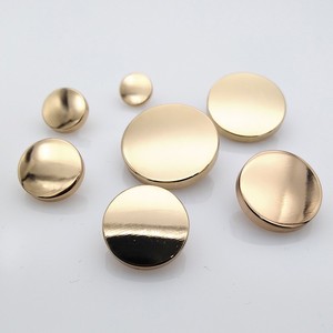 Boutons ronds personnalisés en or mat, boutons plats en métal avec tige pour vêtements élégants - Product Image 2