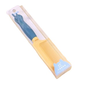 Lindo peine de plástico para el cabello de 15-20 cm, antiestático, estilo dulce, colores mezclados, patrón aleatorio, para uso en dormitorios de estudiantes. - Product Image 5