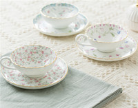 Tasse en céramique colorée à bord doré au design floral avec intérieur personnalisé à prix économique pour le thé