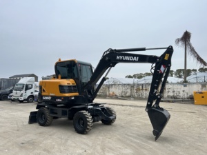 รถขุดไฮดรอลิก Hyundai Robex 60WV5 สีดำ 6 ตัน พร้อมบุ้งกี๋ขนาด 0.21 เมตร เครื่องยนต์ Yanmar แรงบิดสูง รับประกัน 2 ปี สำหรับใช้งานในฟาร์ม - Product Image 3