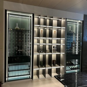 خزانة نبيذ أنيقة مخصصة مع إضاءة LED ذهبية ورفوف زجاجية لأثاث الترفيه المنزلي - Product Image 1