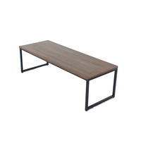 Table basse de basse de taille de dessus d'effet en bois avec des jambes noires en métal