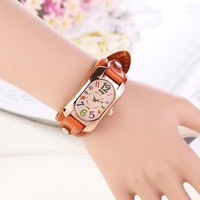 Montres-bracelets à quartz numériques colorées rectangulaires de 30 mm en cuir rétro personnalisées avec logo sur mesure