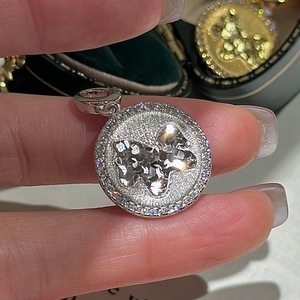 Pendentif en argent pur S925, motif poney en glace pilée, mignon et ludique, design de carte ronde CNC, pendentif de carte ronde pour le Nouvel An - Product Image 1