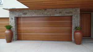Portes de garage sectionnelles automatiques en aluminium sur mesure, motorisées et télécommandées - Product Image 5